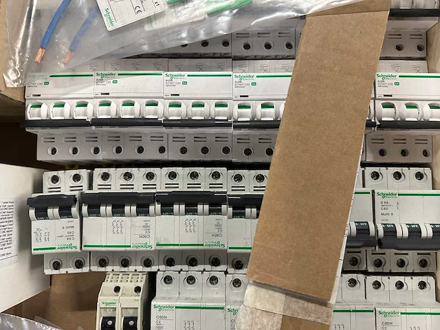 Schneider electric - partij installatieautomaten, schakelmateriaal, plc-/i/o-componenten & signaleringsonderdelen - afbeelding 4 van  11