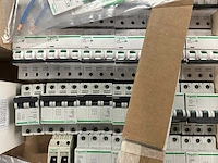 Schneider electric - partij installatieautomaten, schakelmateriaal, plc-/i/o-componenten & signaleringsonderdelen - afbeelding 4 van  11