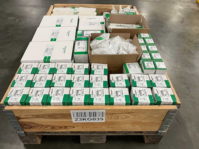 Schneider electric - partij installatiemateriaal & componenten & electronica - afbeelding 1 van  8