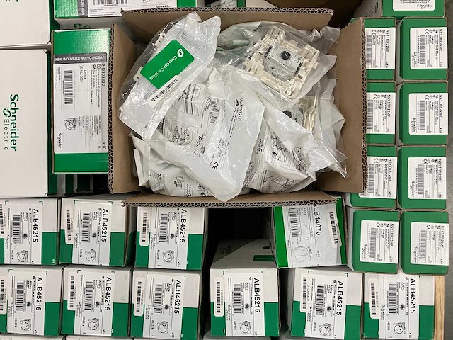 Schneider electric - partij installatiemateriaal & componenten & electronica - afbeelding 7 van  8
