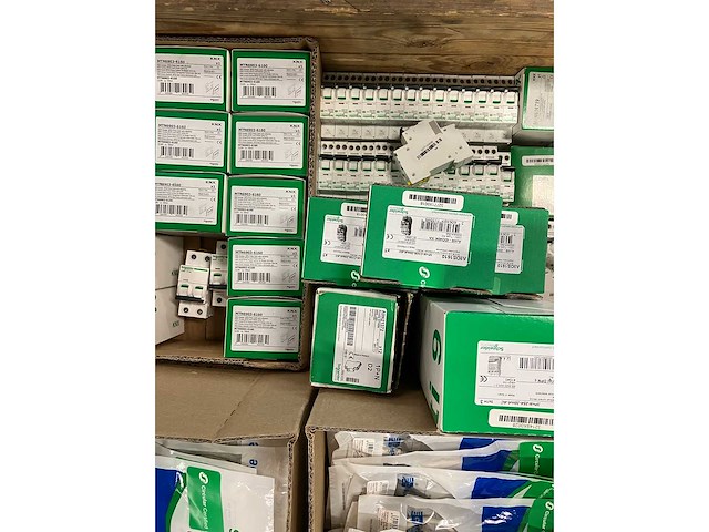 Schneider electric - partij installatiemateriaal & knx-modules & netwerkbekabeling - afbeelding 7 van  7