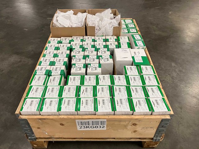 Schneider electric - partij schakel- en installatiemateriaal & electronica - afbeelding 1 van  8