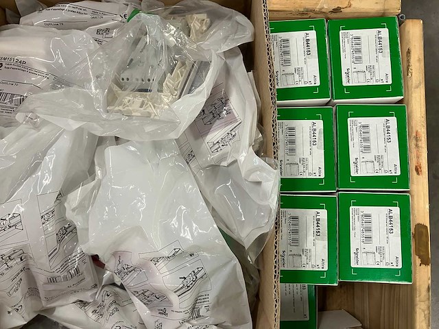 Schneider electric - partij schakel- en installatiemateriaal & electronica - afbeelding 5 van  6