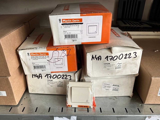 Schneider electric aya1700223 drukschakelaar voor bel - afbeelding 3 van  3