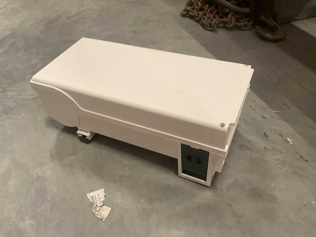 Schneider electric canalis ksb 100se4 aftakkast railkoker - afbeelding 1 van  3