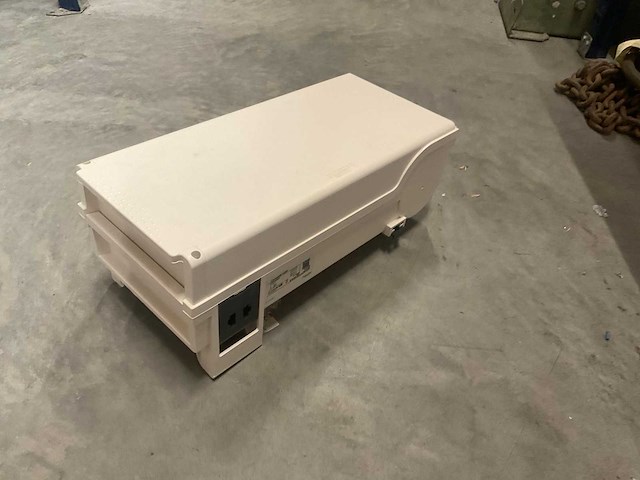 Schneider electric canalis ksb 100se4 aftakkast railkoker - afbeelding 2 van  3