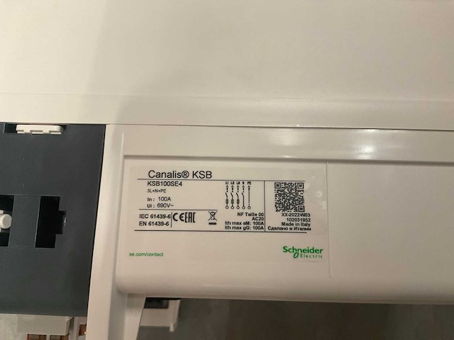 Schneider electric canalis ksb 100se4 aftakkast railkoker - afbeelding 3 van  3