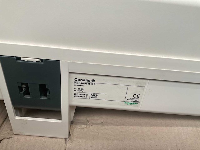 Schneider electric canalis ksb 100sm412 aftakkast railkoker - afbeelding 1 van  1