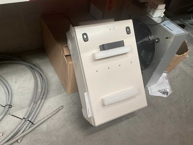 Schneider electric canalis ksb 250se4 aftakkast railkoker - afbeelding 1 van  3