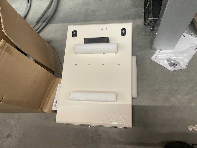 Schneider electric canalis ksb 250se4 aftakkast railkoker - afbeelding 3 van  3