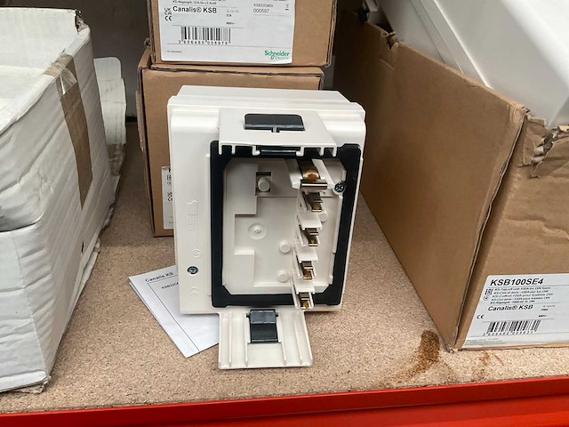 Schneider electric canalis ksb 32cm55 aftakkast railkoker (2x) - afbeelding 2 van  3