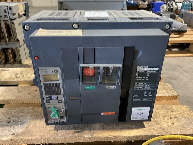 Schneider electric compact masterpact nw40 h1 vermogensschakelaar - afbeelding 1 van  4