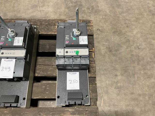 Schneider electric compact nsx 630h vermogensschakelaar - afbeelding 1 van  4