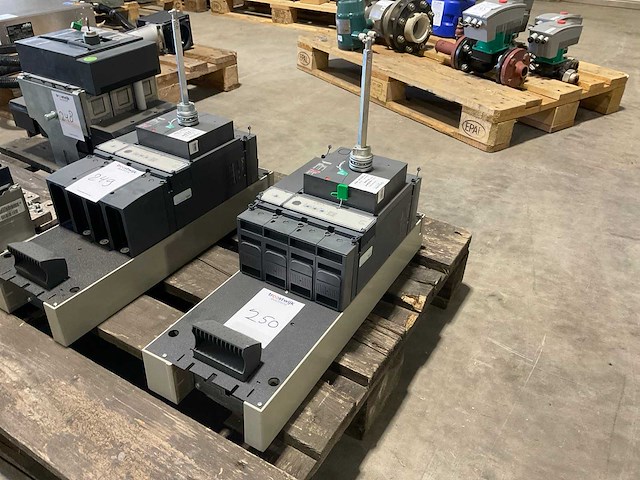 Schneider electric compact nsx 630h vermogensschakelaar - afbeelding 2 van  4