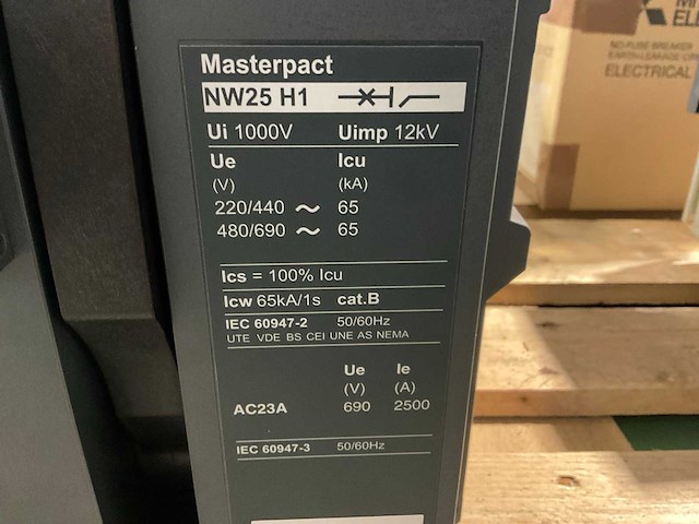 Schneider electric masterpact nw25 h1 vermogensschakelaar - afbeelding 2 van  3