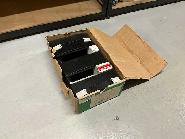 Schneider groepenkast 3-fase - afbeelding 1 van  4