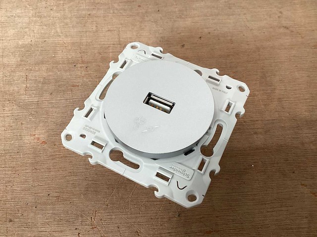 Schneider odace usb lader (13x) - afbeelding 2 van  5