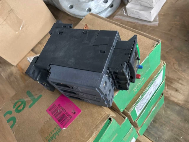 Schneider schakelmateriaal (8x) - afbeelding 1 van  3