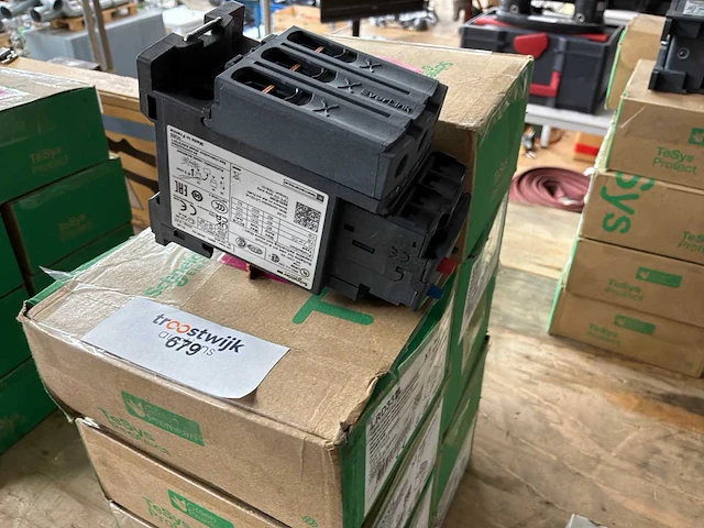Schneider schakelmateriaal (9x) - afbeelding 1 van  4