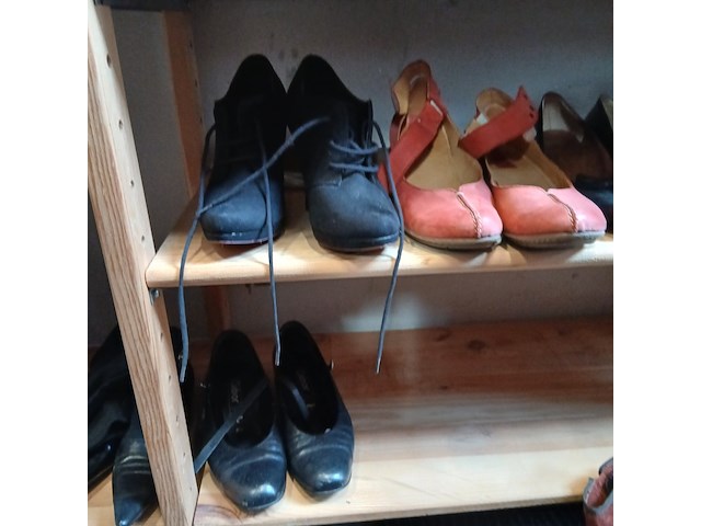Schoenen allerlei soorten, maten kleuren - afbeelding 3 van  11