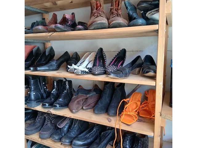 Schoenen allerlei soorten, maten kleuren - afbeelding 5 van  11