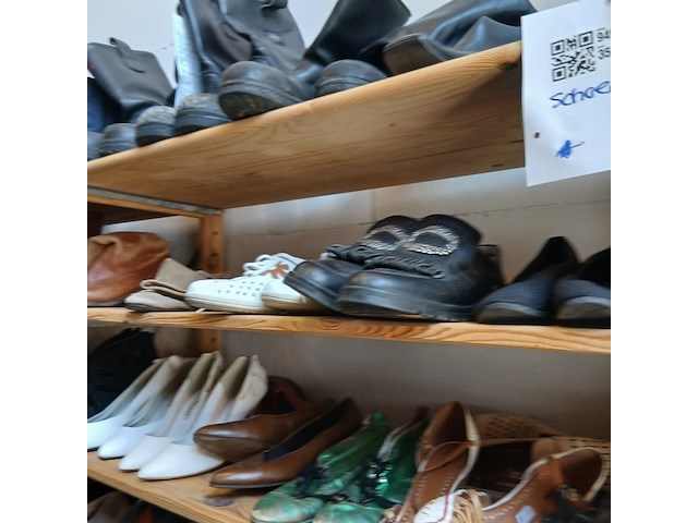 Schoenen allerlei soorten, maten kleuren - afbeelding 7 van  11