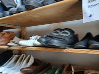 Schoenen allerlei soorten, maten kleuren - afbeelding 7 van  11