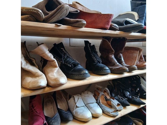 Schoenen allerlei soorten, maten kleuren - afbeelding 10 van  11