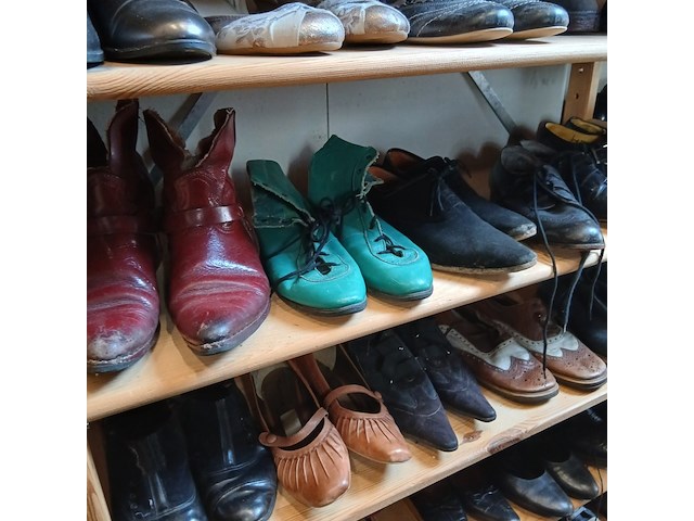 Schoenen allerlei soorten, maten kleuren - afbeelding 11 van  11