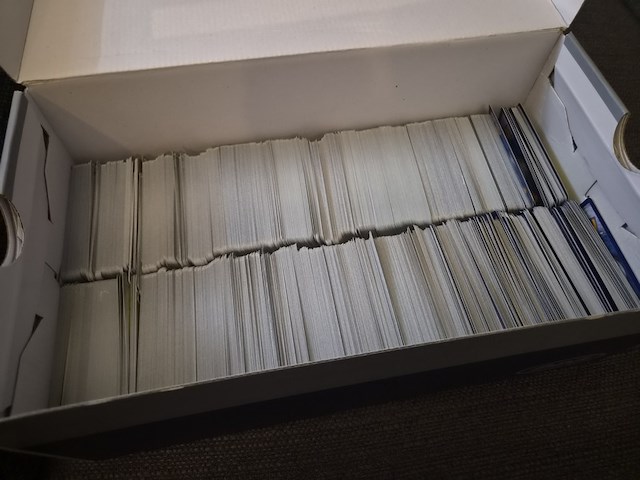Schoenendoos vol met pokémon kaarten - afbeelding 1 van  5