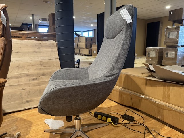 Schommelfauteuil, grijs stof, manueel verstelbaar, chromen poot - afbeelding 2 van  4