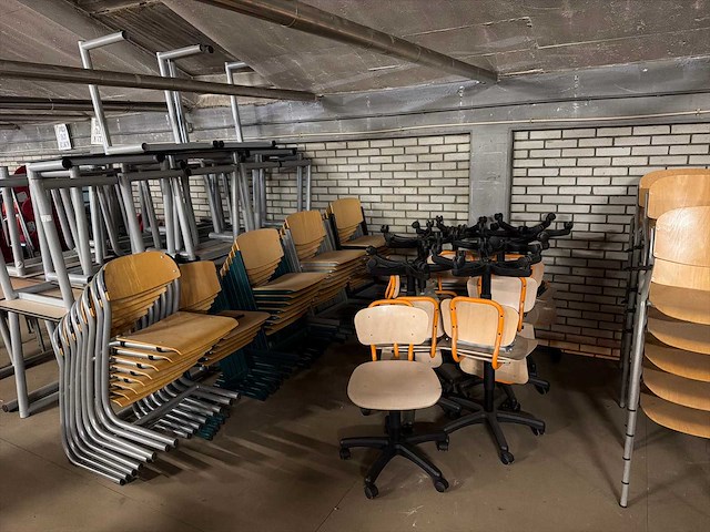 Schoolinventaris (stoelen en banken) - afbeelding 1 van  2