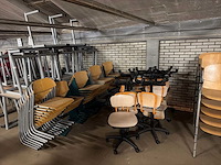 Schoolinventaris (stoelen en banken) - afbeelding 1 van  2