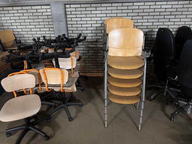 Schoolinventaris (stoelen en banken) - afbeelding 2 van  5