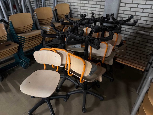 Schoolinventaris (stoelen en banken) - afbeelding 2 van  2