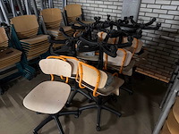 Schoolinventaris (stoelen en banken) - afbeelding 2 van  2