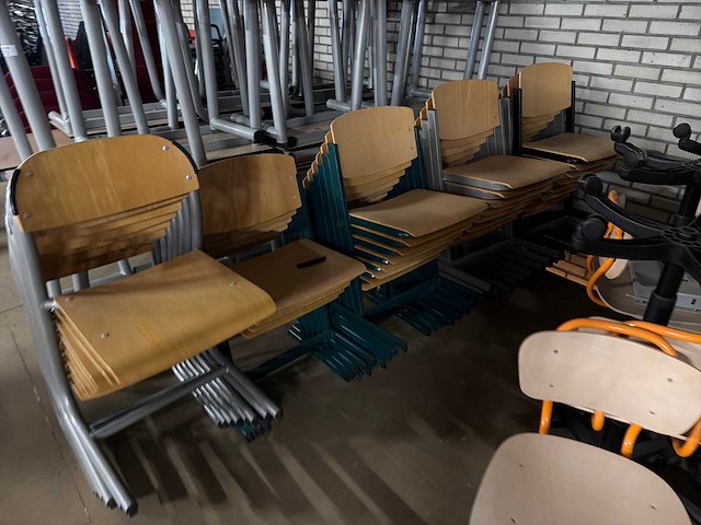 Schoolinventaris (stoelen en banken) - afbeelding 4 van  5