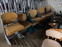 Schoolinventaris (stoelen en banken) - afbeelding 4 van  5