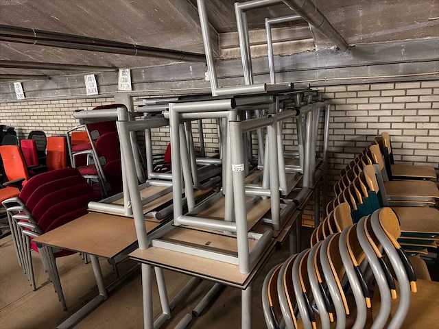 Schoolinventaris (stoelen en banken) - afbeelding 5 van  5