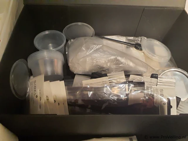 Schoonheidsbenodigdheden o.a. plastic bakjes en kwasten - afbeelding 3 van  7