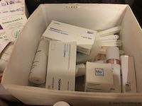 Schoonheidsbenodigdheden o.a. plastic bakjes en kwasten - afbeelding 4 van  7