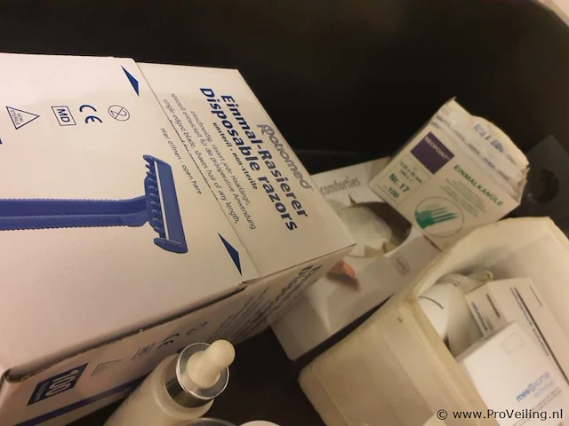 Schoonheidsbenodigdheden o.a. plastic bakjes en kwasten - afbeelding 5 van  7