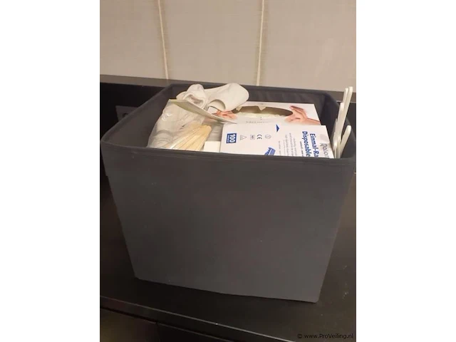 Schoonheidsbenodigdheden o.a. plastic bakjes en kwasten - afbeelding 7 van  7