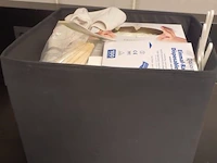 Schoonheidsbenodigdheden o.a. plastic bakjes en kwasten - afbeelding 7 van  7