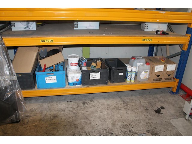 Schoonmaak- en reinigingsprodukten op schap w.o. ongediertebestrijding, stoffer en blik, glorix, etc. - afbeelding 1 van  3