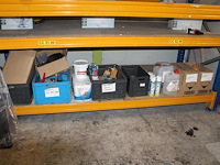 Schoonmaak- en reinigingsprodukten op schap w.o. ongediertebestrijding, stoffer en blik, glorix, etc. - afbeelding 1 van  3