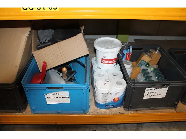 Schoonmaak- en reinigingsprodukten op schap w.o. ongediertebestrijding, stoffer en blik, glorix, etc. - afbeelding 2 van  3