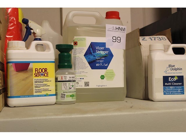 Schoonmaak materialen w.o. pakketreiniger, vloerreiniger en multicleaner - afbeelding 1 van  2