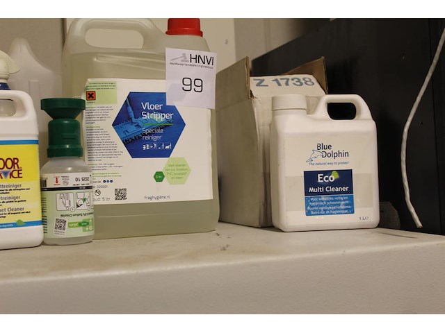 Schoonmaak materialen w.o. pakketreiniger, vloerreiniger en multicleaner - afbeelding 2 van  2