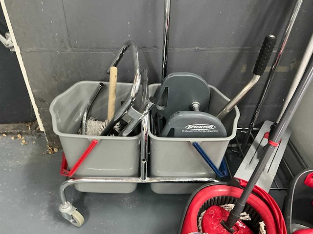 Schoonmaakartikelen en divers - afbeelding 8 van  13